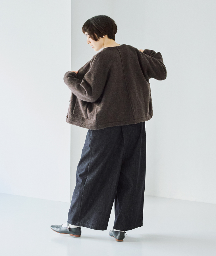 &yarn パッチポケットニットカーディガン(ブラウン)の全身後ろ