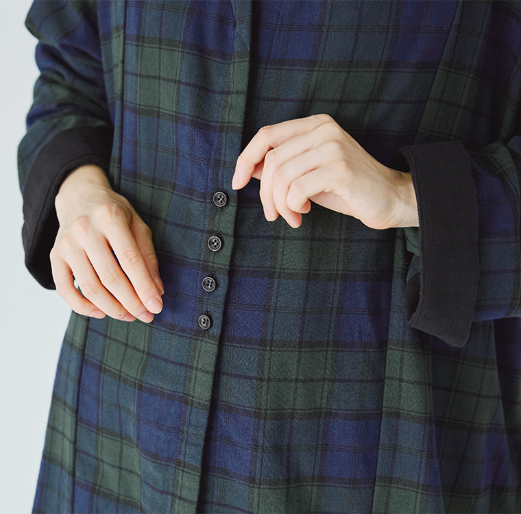 SUN VALLEYコットン平織×綾織二十織 ガウンコートブラックウォッチのボタン