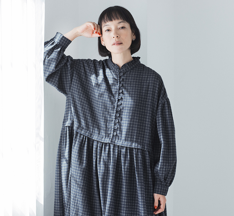 Lintu Laulu  襟フリルくるみボタンワンピース ネイビー×グレー 上半身