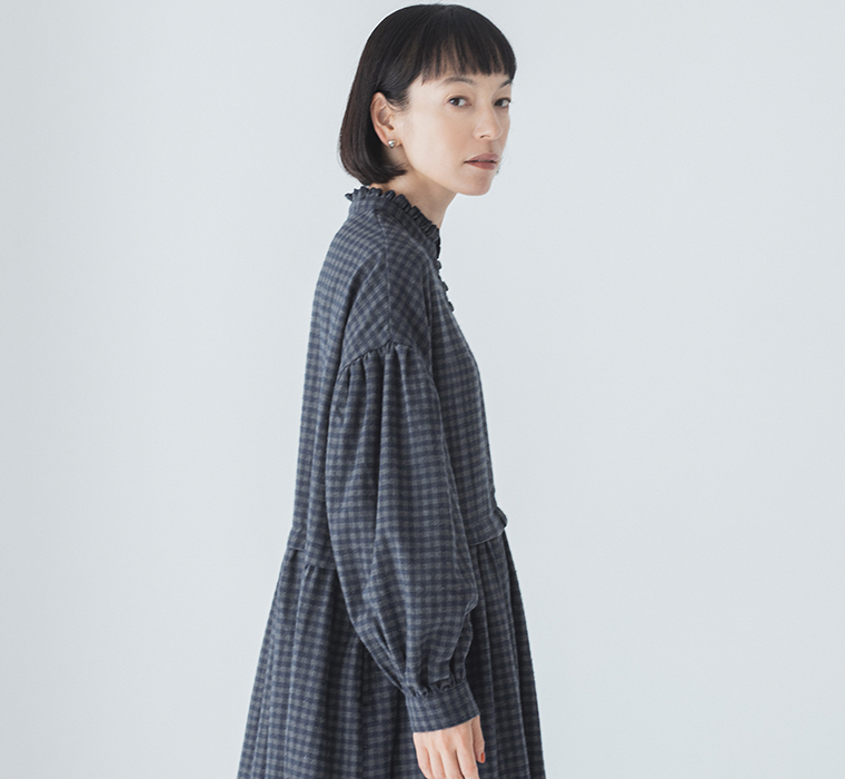 Lintu Laulu  襟フリルくるみボタンワンピース ネイビー×グレー 上半身寄り横
