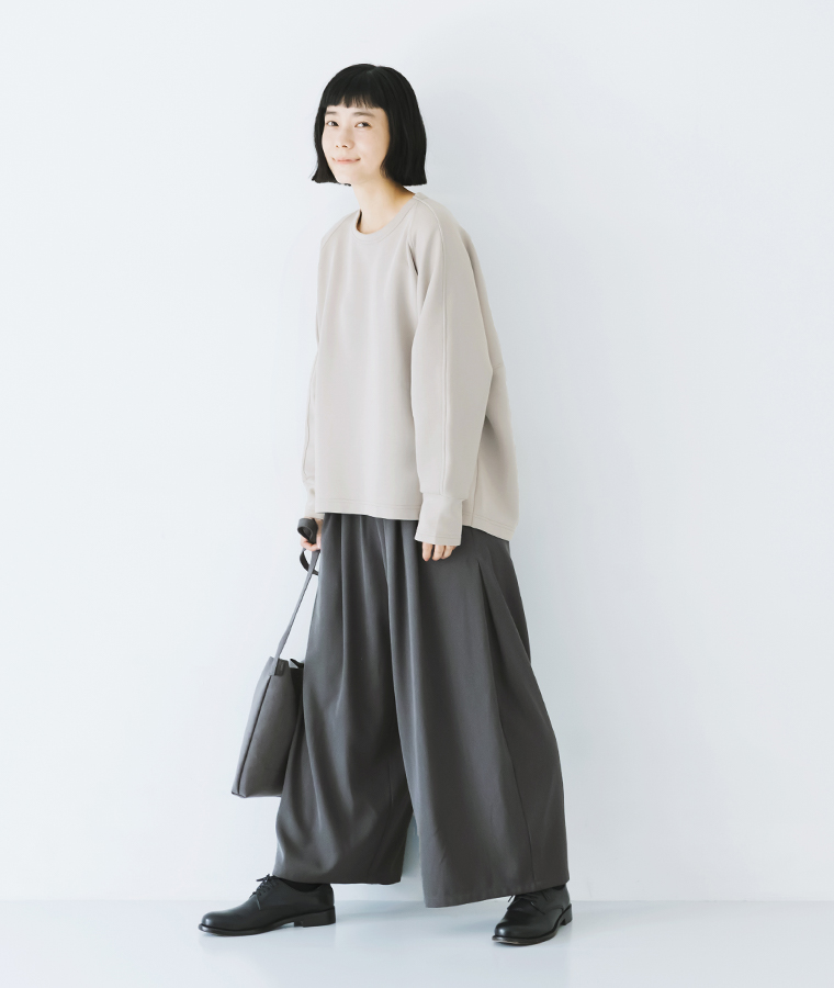 &yarn ダンボール後ろタックプルオーバー(グレージュ)の全身斜め