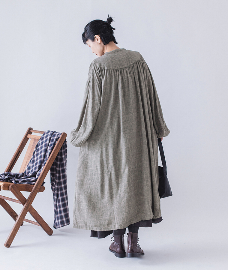 so レーヨンウールガーゼヨークワンピース ベージュグレンチェック 全身後ろ