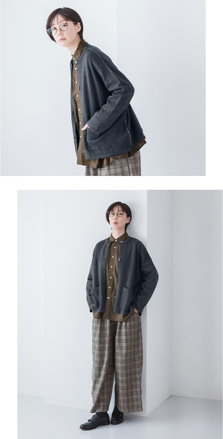 &yarn 裏地配色ニットカーディガン(チャコール)の上半身横と全身前