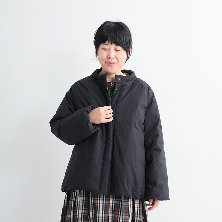 &yarnふんわり軽量 ちび襟ダウンジャケット モカのコースタッフ着用田淵 着心地