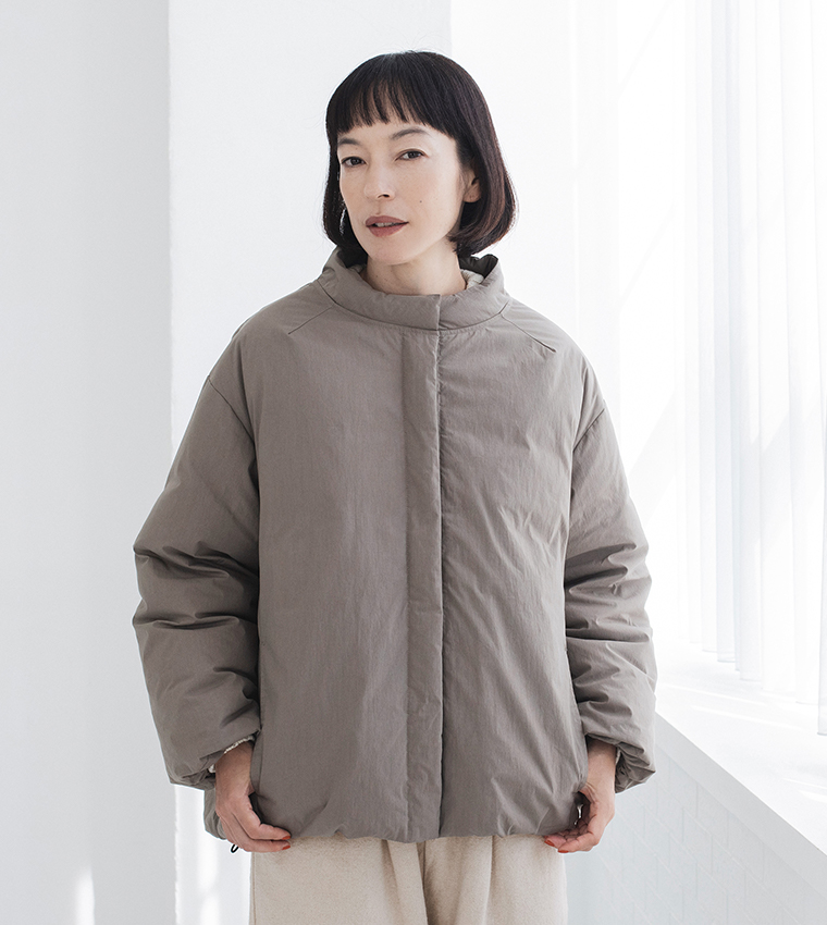 &yarnふんわり軽量 ちび襟ダウンジャケット モカの隠しドットボタン