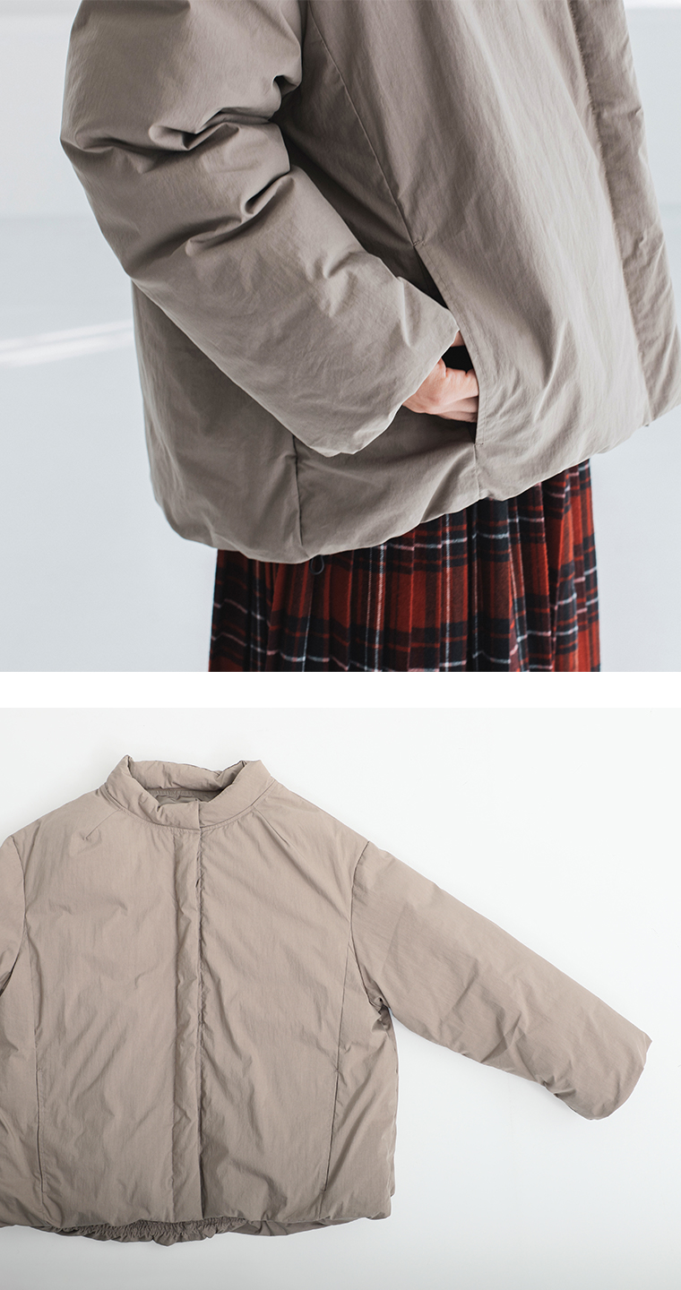 &yarnふんわり軽量 ちび襟ダウンジャケット モカの切り替えラインとポケット