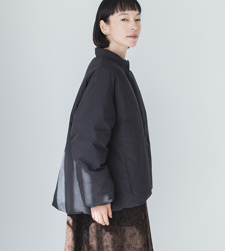 &yarnふんわり軽量 ちび襟ダウンジャケット ブラックの裾の前後差