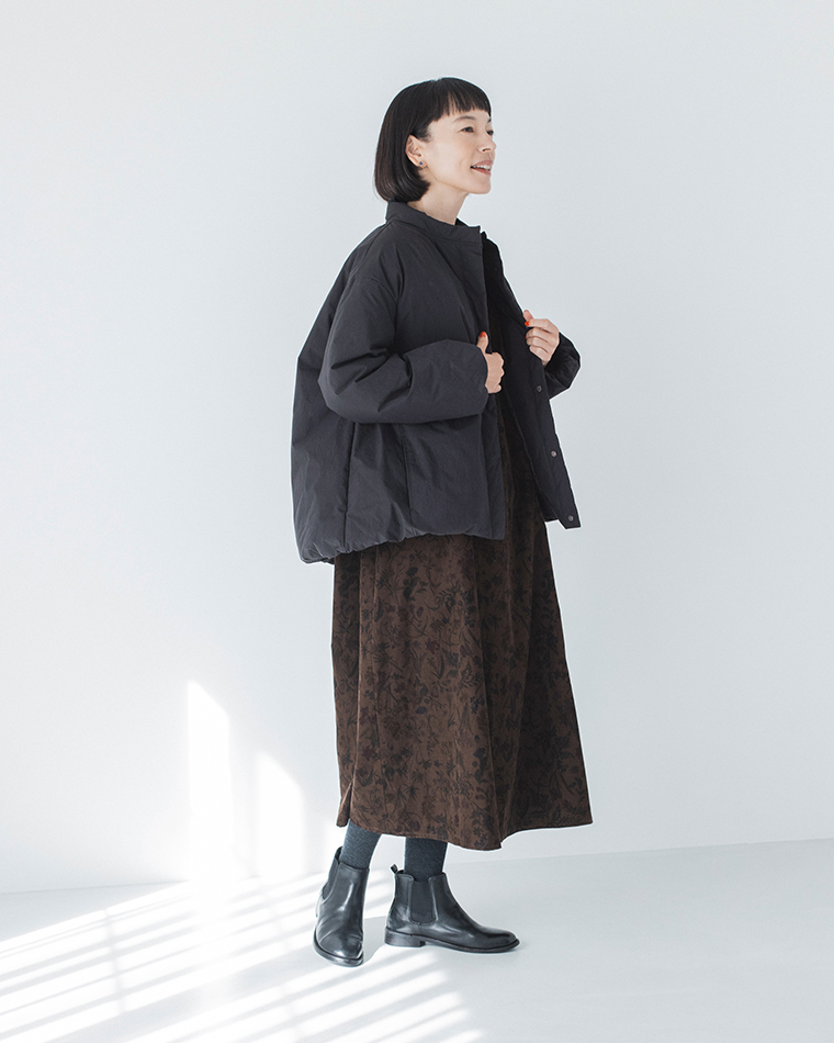 &yarnふんわり軽量 ちび襟ダウンジャケット ブラックのシルエット