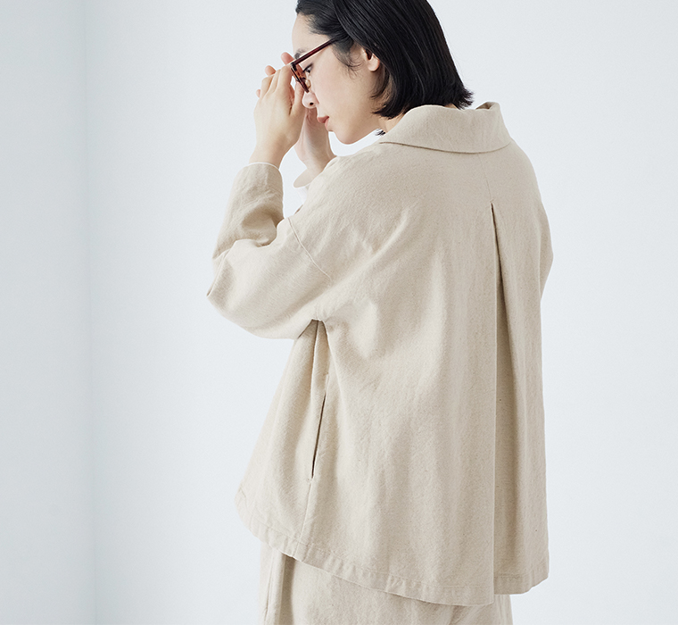 &yarn コットンリネンツイル ショールカラージャケット(ベージュ)のバックスタイル