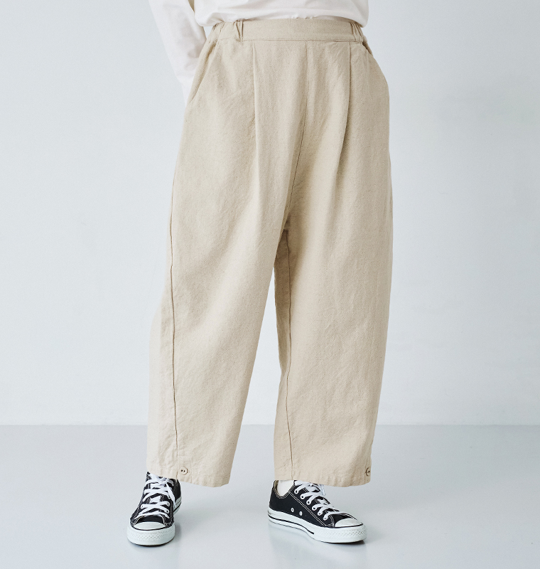 &yarn コットンリネンツイル 裾ボタンパンツ(ベージュ)のシルエットとウエストゴム