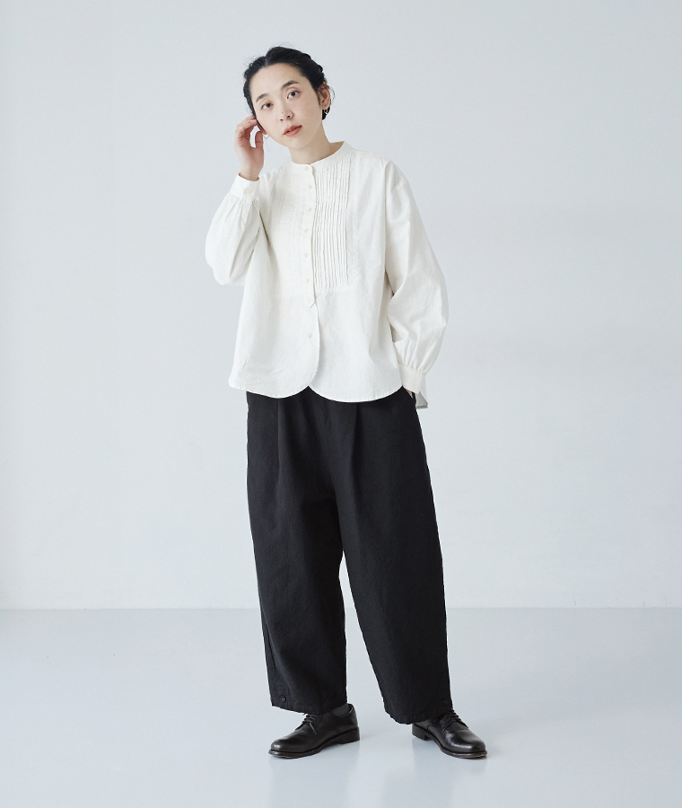 &yarn コットンリネンツイル 裾ボタンパンツ(ブラック)のブラウスコーディネート