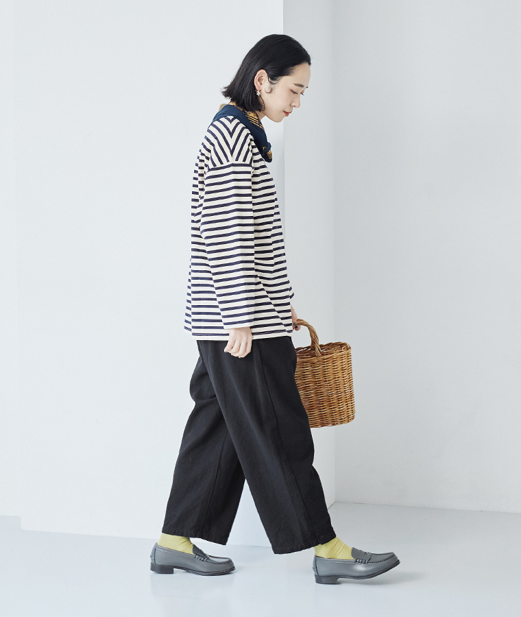 &yarn コットンリネンツイル 裾ボタンパンツ(ブラック)の着まわしコーディネート　全身横