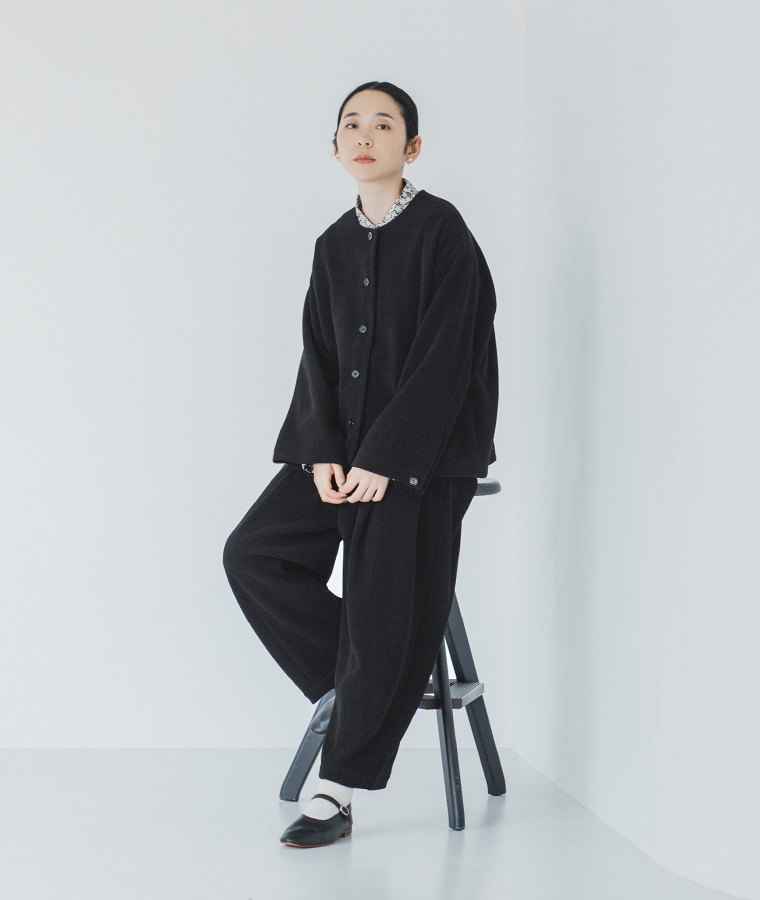 &yarn コットン太畝コーデュロイ ジャケットとパンツ　セットアップコーデ　座ったイメージ
