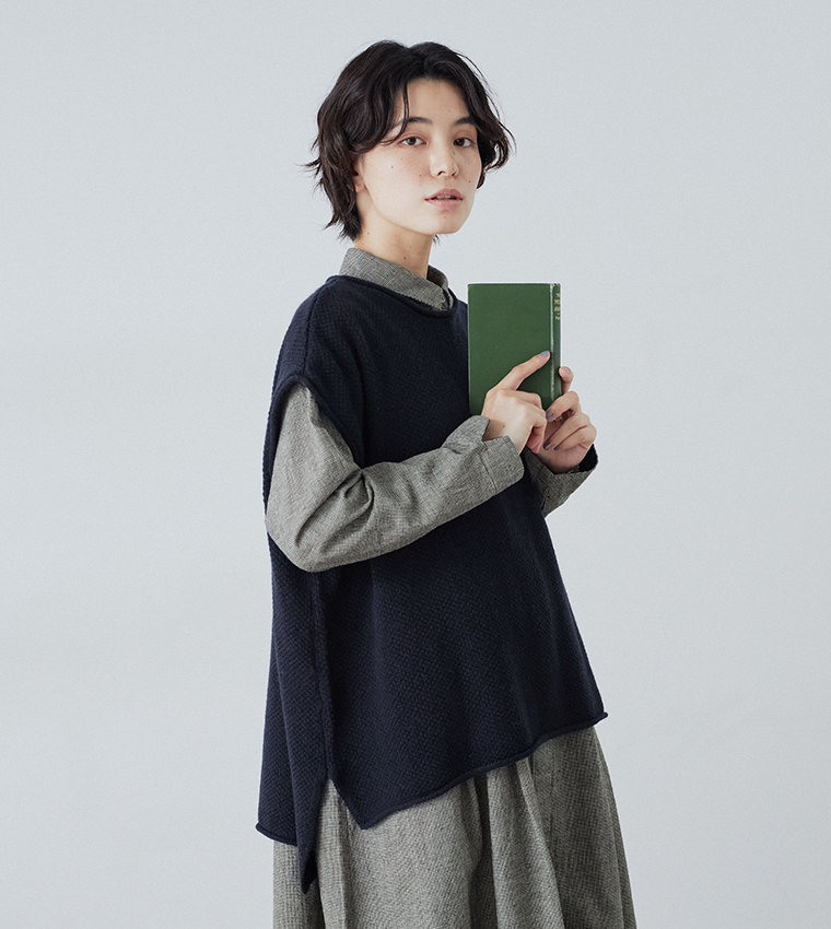 Bliss bunchラムナイロン 鹿の子 ワイドドロップベストダークネイビーの前後差とサイドスリット