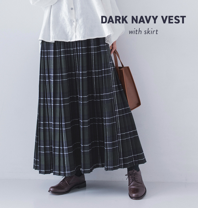 refined works起毛チェックプリーツスカートグリーンチェックとダークネイビーベスト合わせ