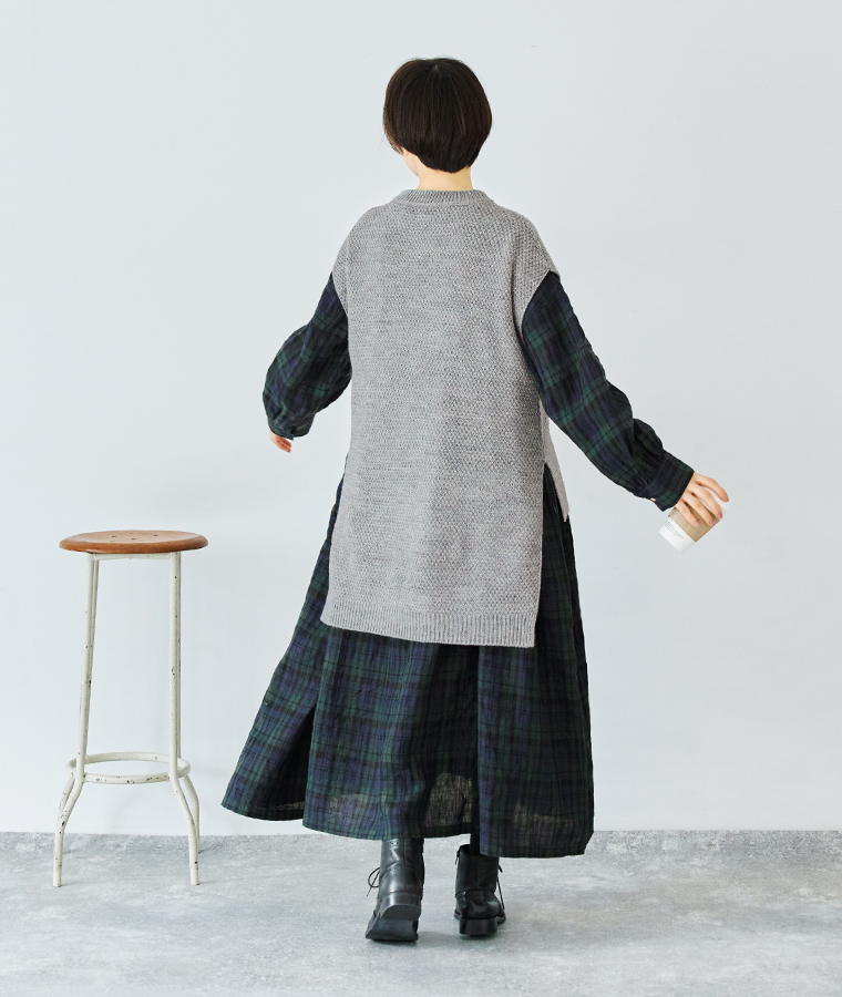 08Mab アクリルウール鹿の子編みベスト グレー 全身後ろ