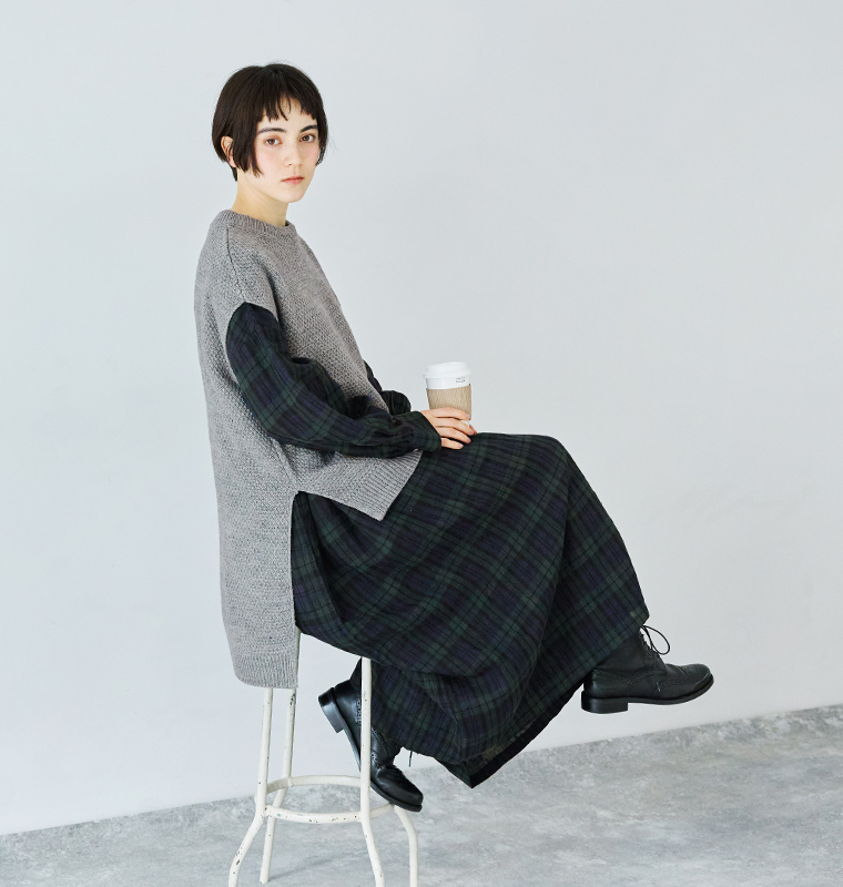 08Mab アクリルウール鹿の子編みベスト グレー 横座り