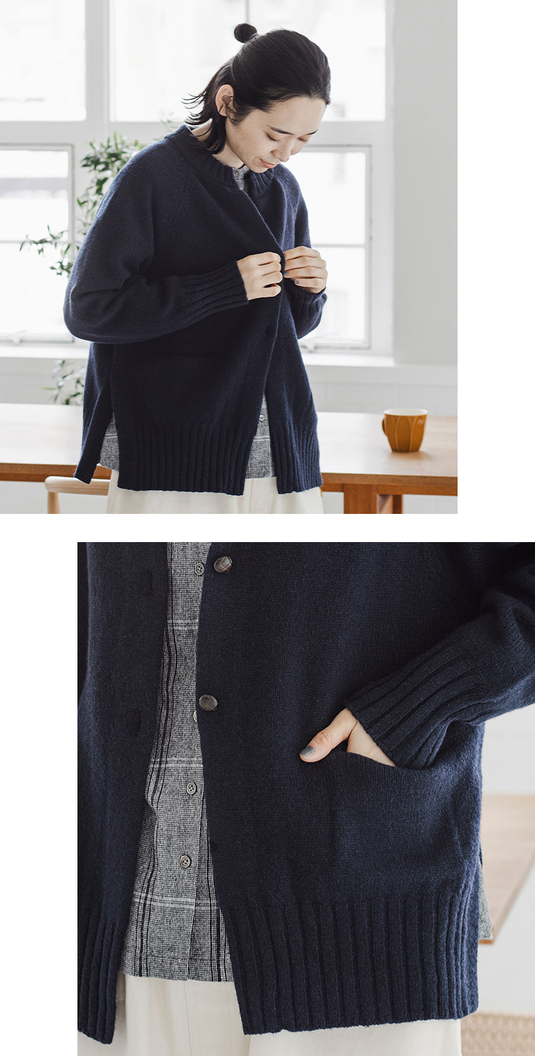 Bliss bunch ラムナイロンサイドスリットラグランカーディガン(ネイビー)の上半身斜め前とポケット寄り