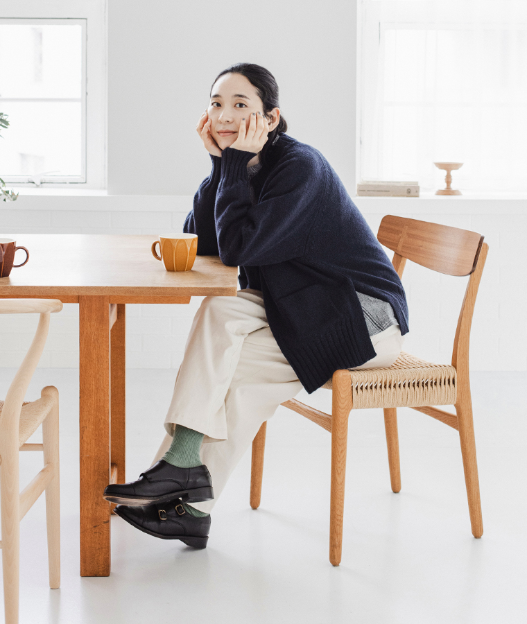 Bliss bunch ラムナイロンサイドスリットラグランカーディガン(ネイビー)の座ったカット