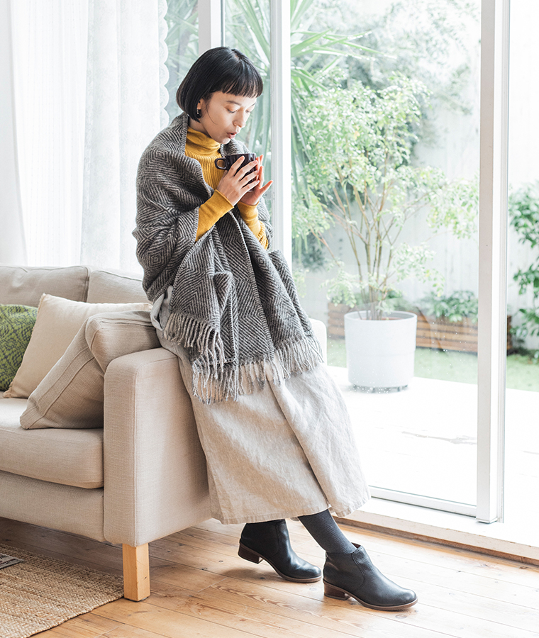 LAPUAN KANKURIT ポケットショールMARIA ブラック×グレー コーディネート