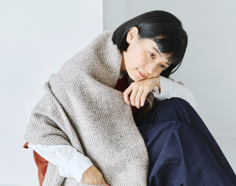 LAPUAN KANKURIT ポケットショールMARIA  グレー×ホワイト