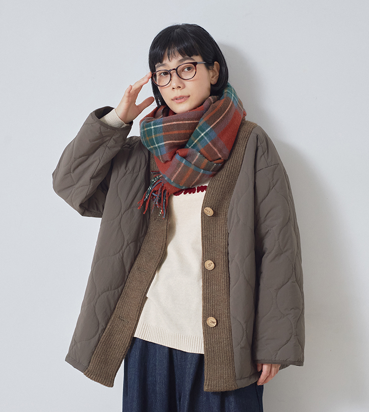 &yarn キルティング×ニット ノーカラージャケットブラウンのマフラーが巻きやすい首元