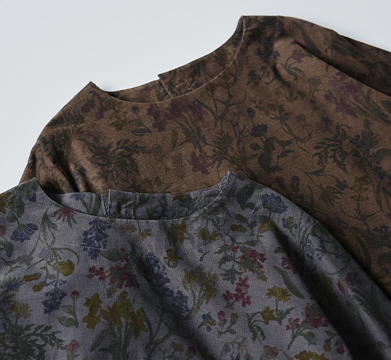 &yarn コットンボタニカルプリントコーデュロイワンピースの置きアップ