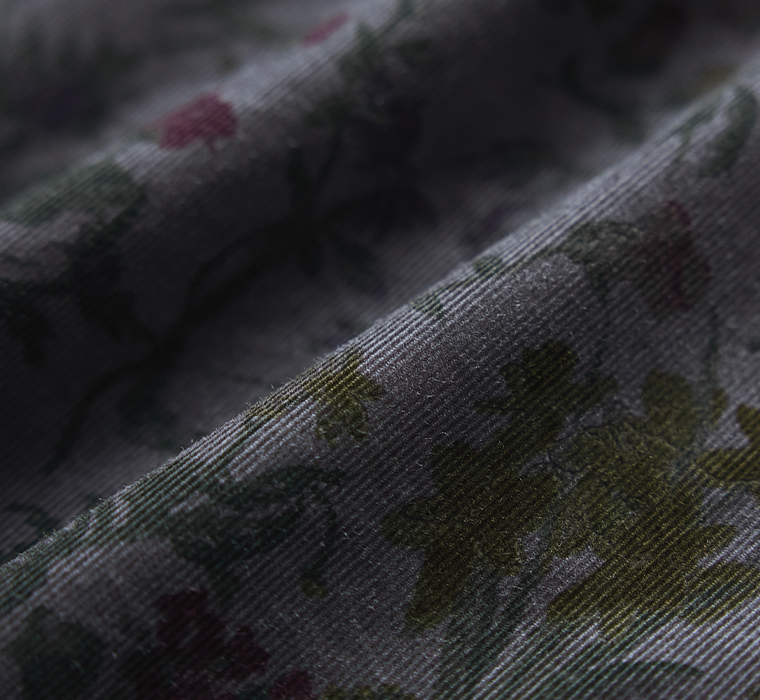 &yarn コットンボタニカルプリントコーデュロイワンピースの生地アップ