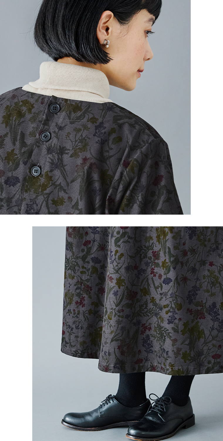 &yarn  コットンボタニカルプリントコーデュロイワンピース(グレー)の後ろボタン寄りと裾