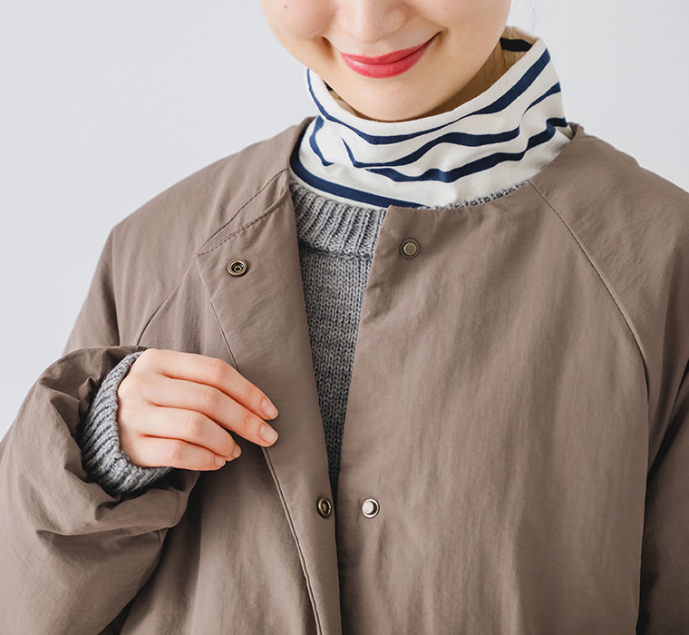 【 m.n 】バルーン中綿ノーカラーロングコート スモークブラウン スナップボタン見せ