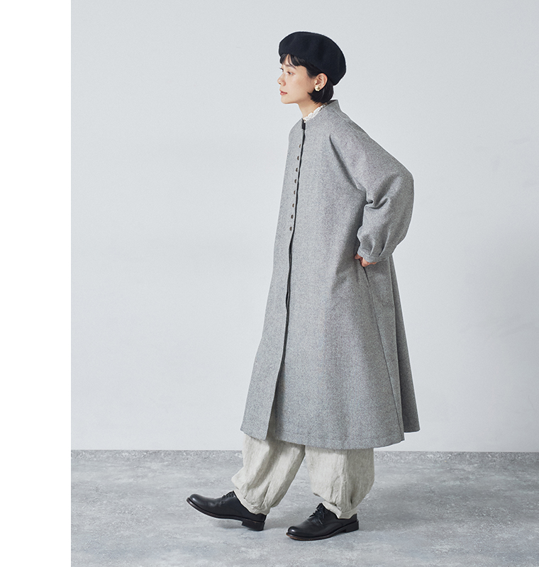 08Mab 別注ウールツイードロングコート グレー 全身横