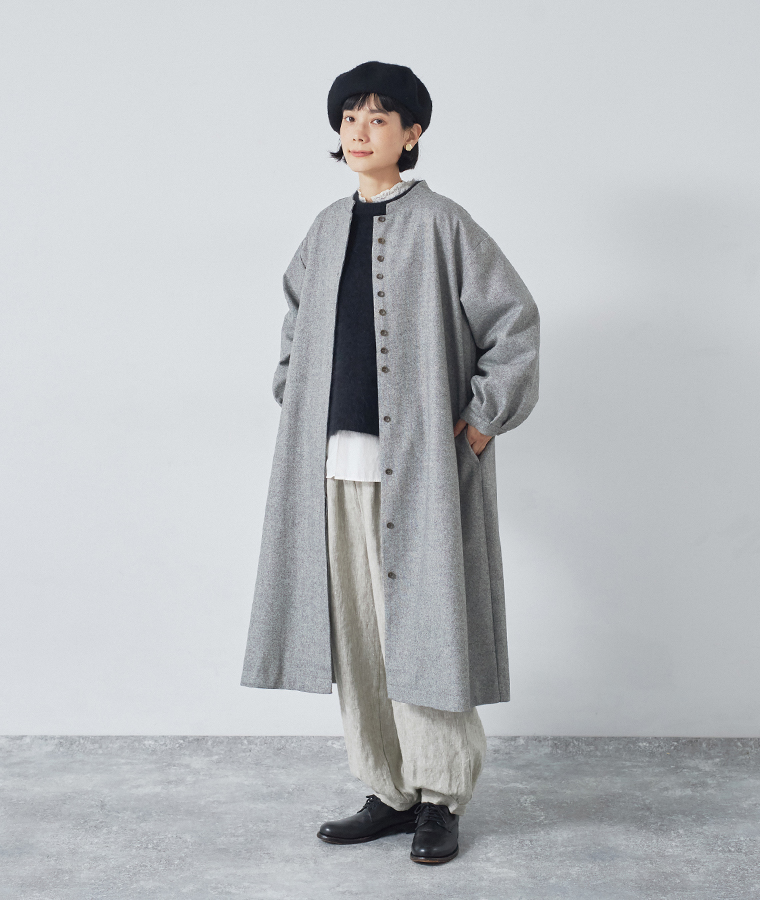 08Mab 別注ウールツイードロングコート グレー 全身前