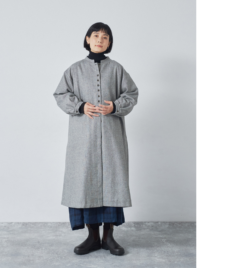 08Mab 別注ウールツイードロングコート グレー ワンピース合わせ 前閉じ前