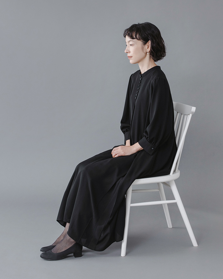 Luuna miu【ブラックフォーマル】大切な日のボタンフレアワンピースの生地とデザイン