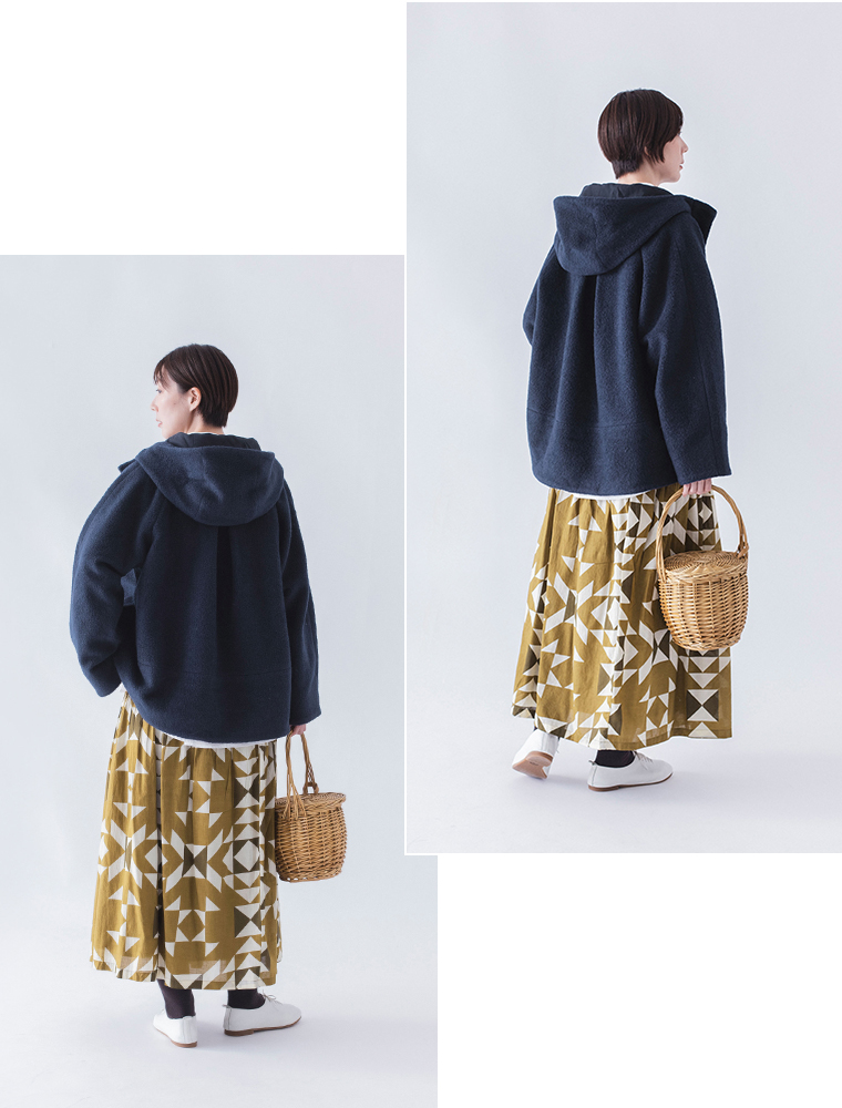 &yarn ブークレ フードショートコート　ネイビー　後ろのシルエット