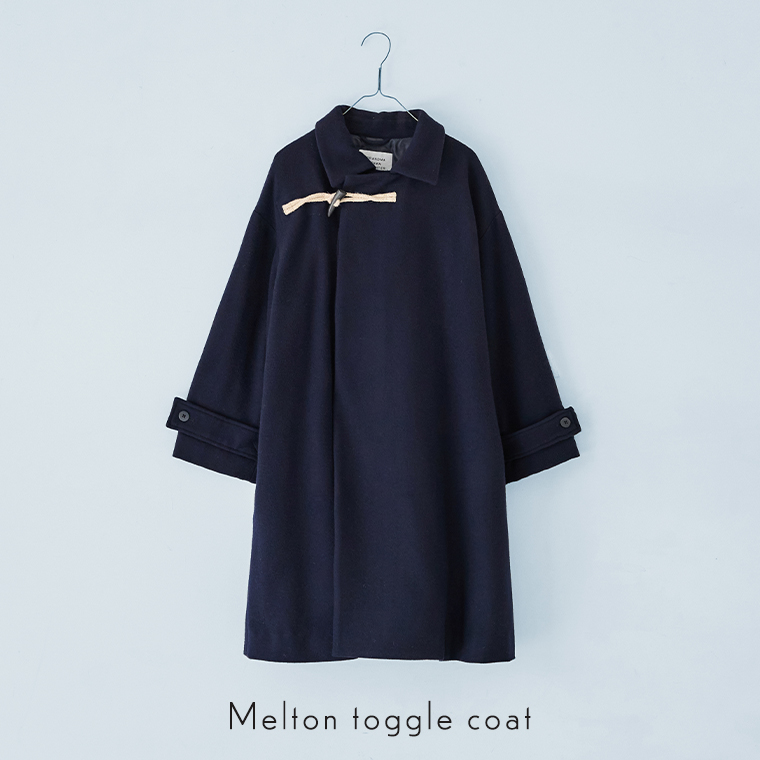 ネイビーのメルトントグルコートをハンガーに掛けた商品画像