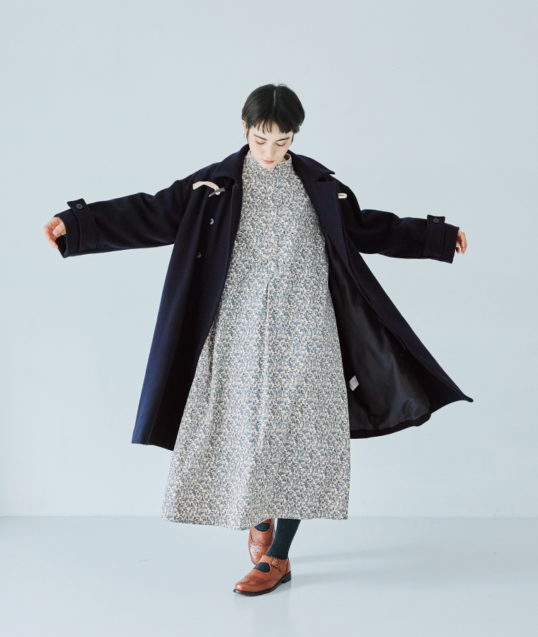軽やかなメルトン素材の揺れ感を見せたコートのイメージカット