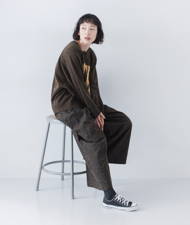 ichi ビエラ起毛フラワーセミワイドパンツ(チャコール)のコーデ2座ったカット