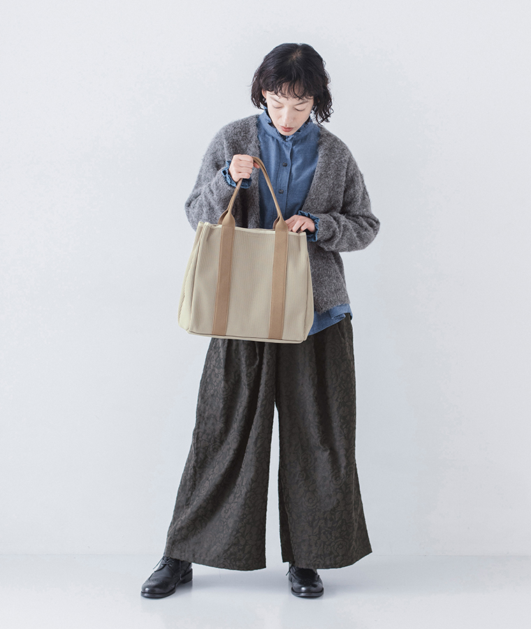 【 cache cache 】ジャカードニットスクエアビックトート ベージュ 全身コーディネート