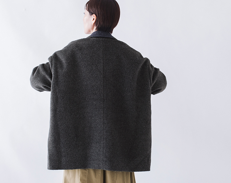 シャギーコートの背面シルエット