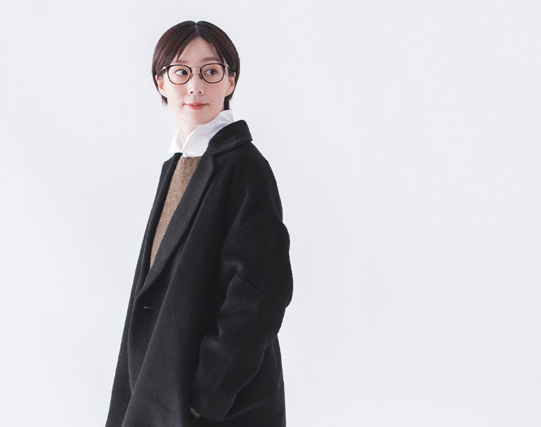 ブラックコート × カジュアルコーデ（上半身）