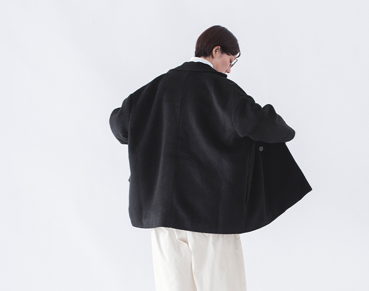 ブラックコートの後ろ姿（ディテール）