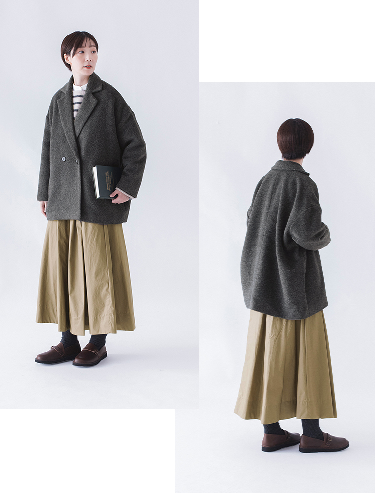 グレーコート ×スカートのスタイリング（全身）