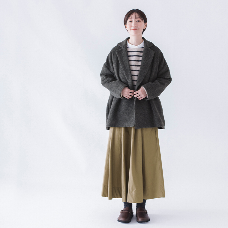 グレーコートの正面から見た全身シルエット