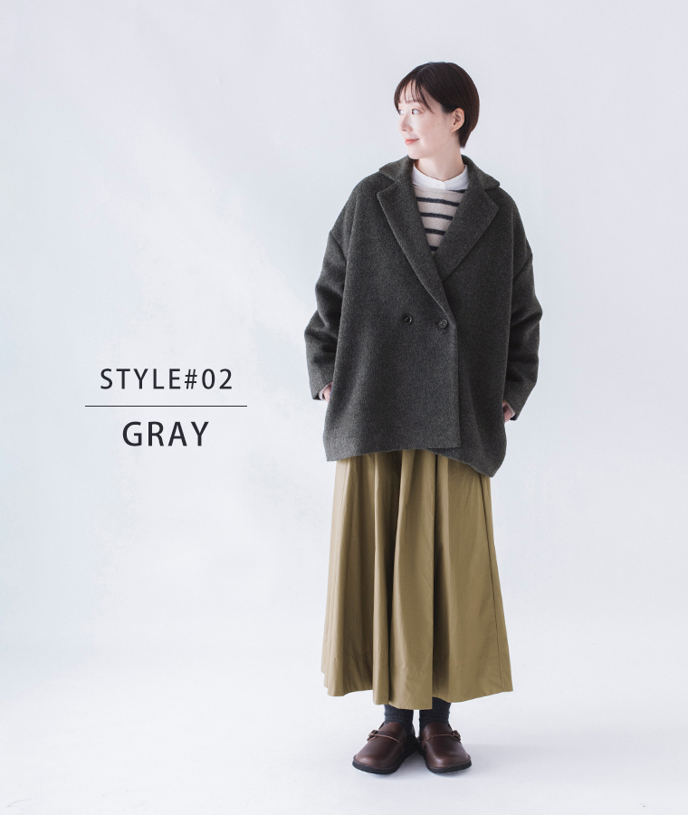 グレーのシャギーコートを着た女性モデル（全身）