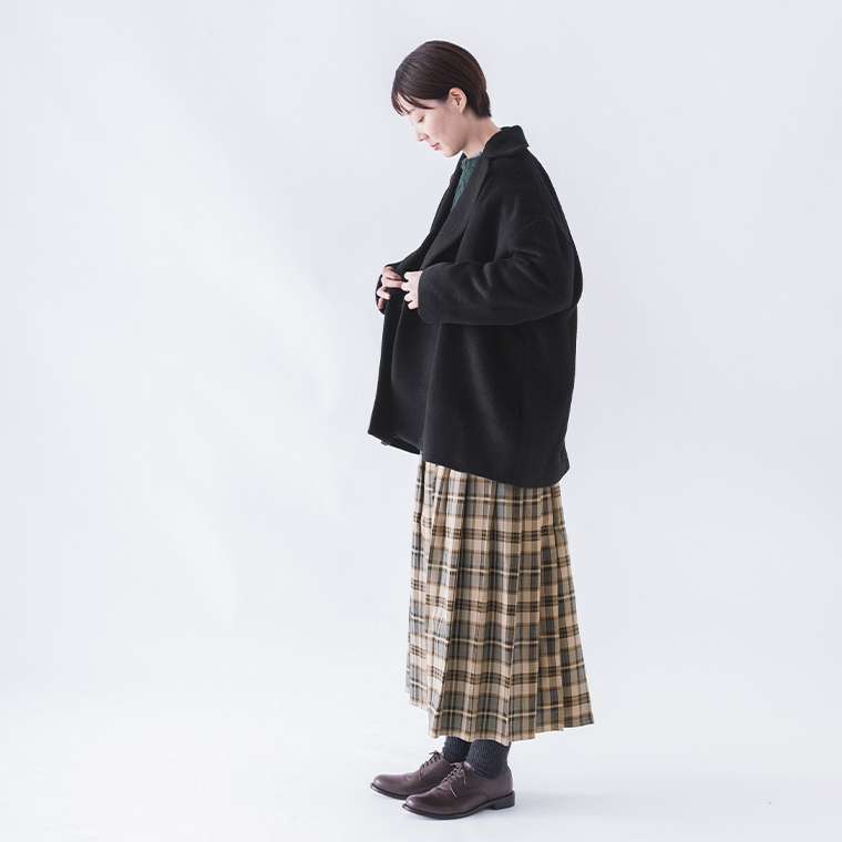 コンパクトな着丈のシャギーコート（スタイリング）