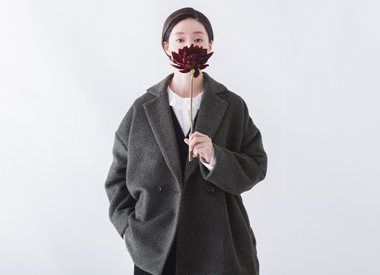 ベーシックカラーのシャギーコートの着こなし