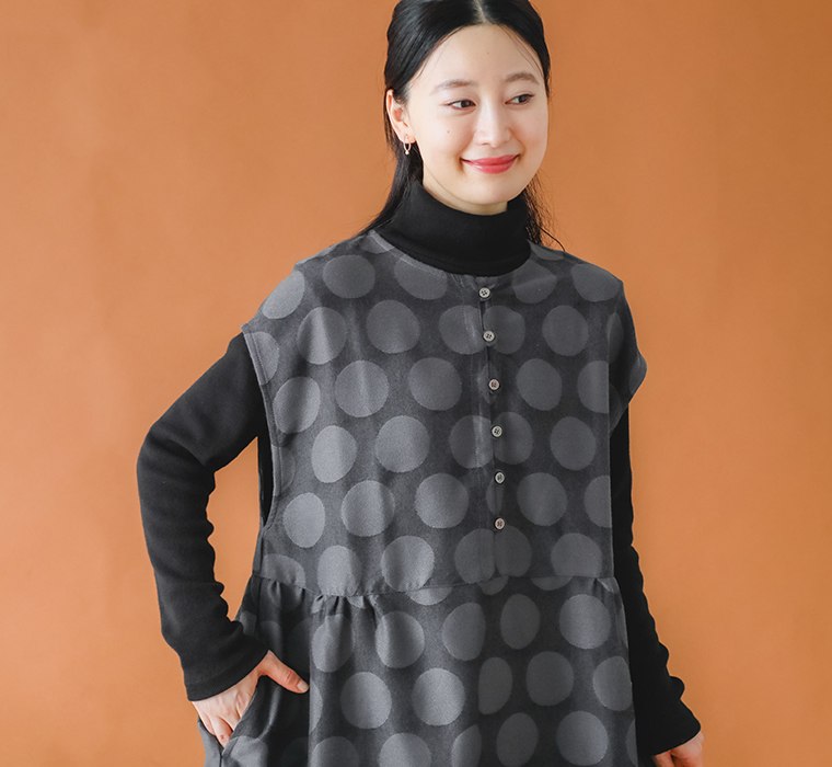 【 cloudnine 】表起毛ツイルジャカードドットフレンチスリーブワンピース 上半身寄り