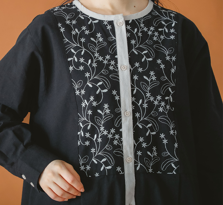 【 cloudnine 】起毛コットン配色刺繍入りワンピース バスト刺繍寄り