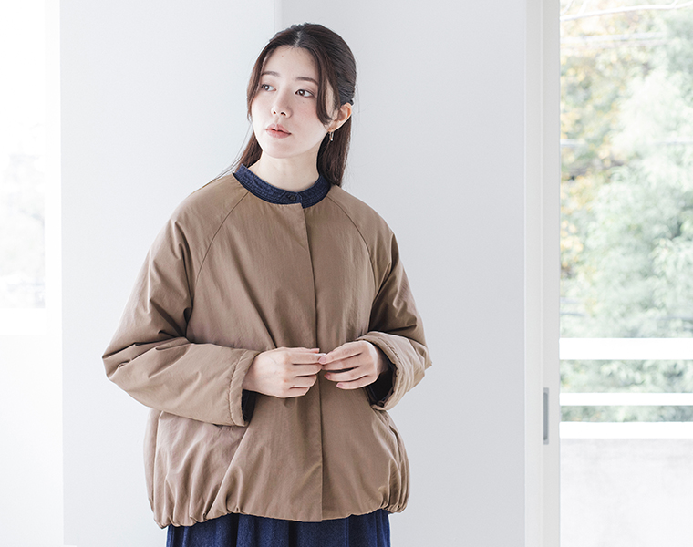 Lintu Laulu 中綿ショートコートを羽織った女性モデルのバストアップカット